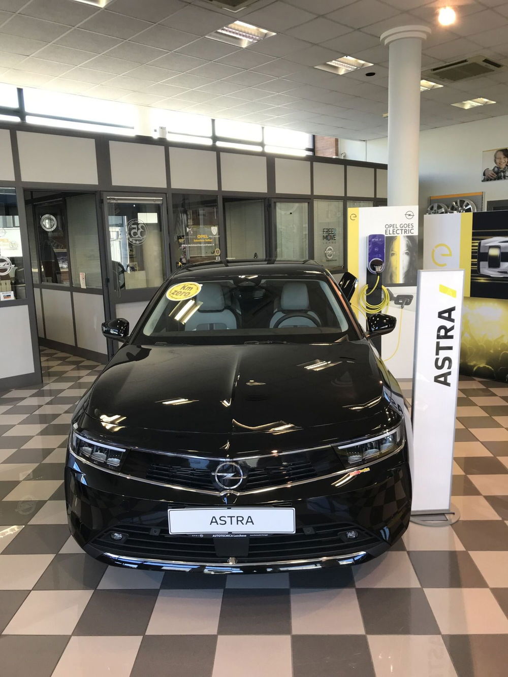 Opel Astra 1.6 Hybrid 180 CV AT8 Business Elegance del 2022 usata a Viareggio (2)