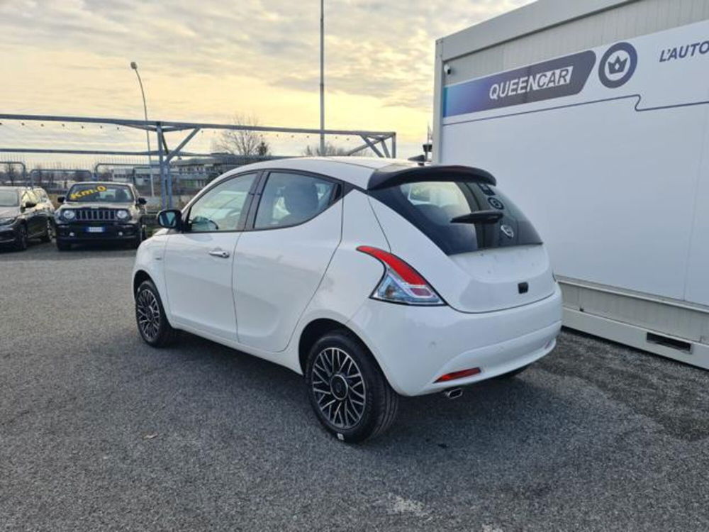 Lancia Ypsilon 1.0 FireFly 5 porte S&S Hybrid Platino nuova a Pianezza (5)