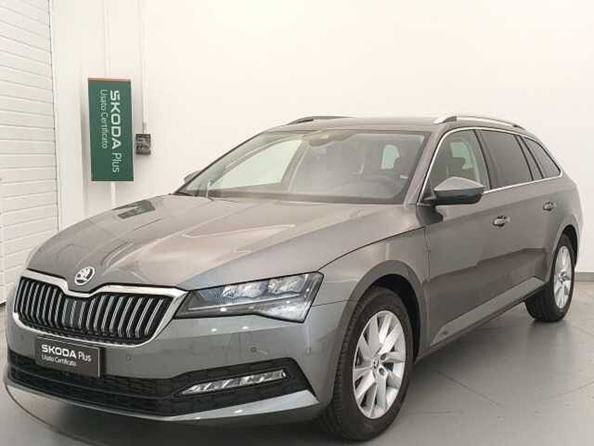 Skoda Superb 2.0 TDI EVO 150 CV SCR DSG Executive nuova a Busto Arsizio