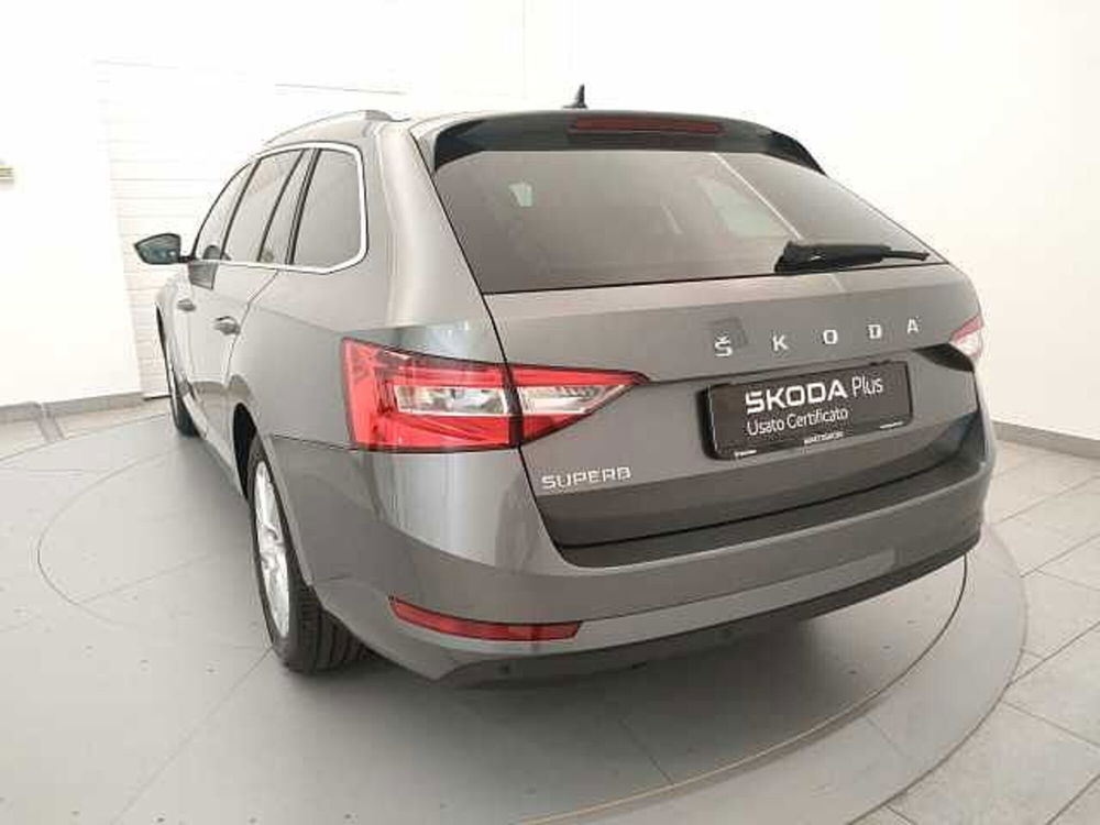 Skoda Superb nuova a Varese (8)