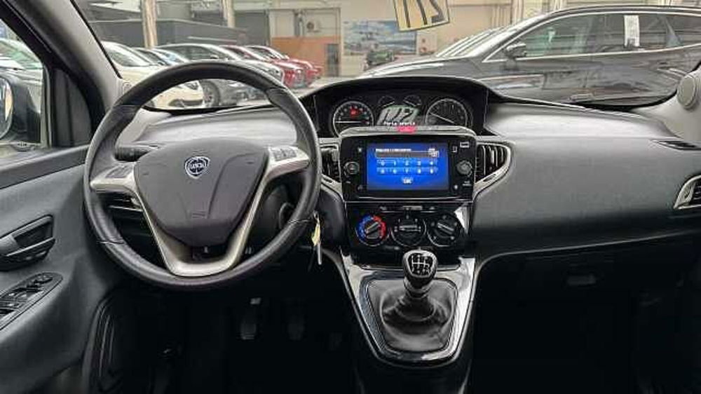 Lancia Ypsilon usata a Milano (10)