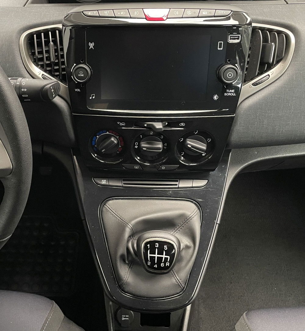 Lancia Ypsilon usata a Novara (14)