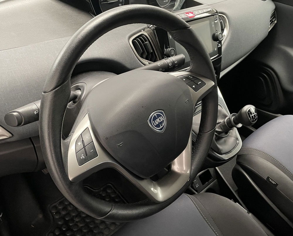 Lancia Ypsilon usata a Novara (17)