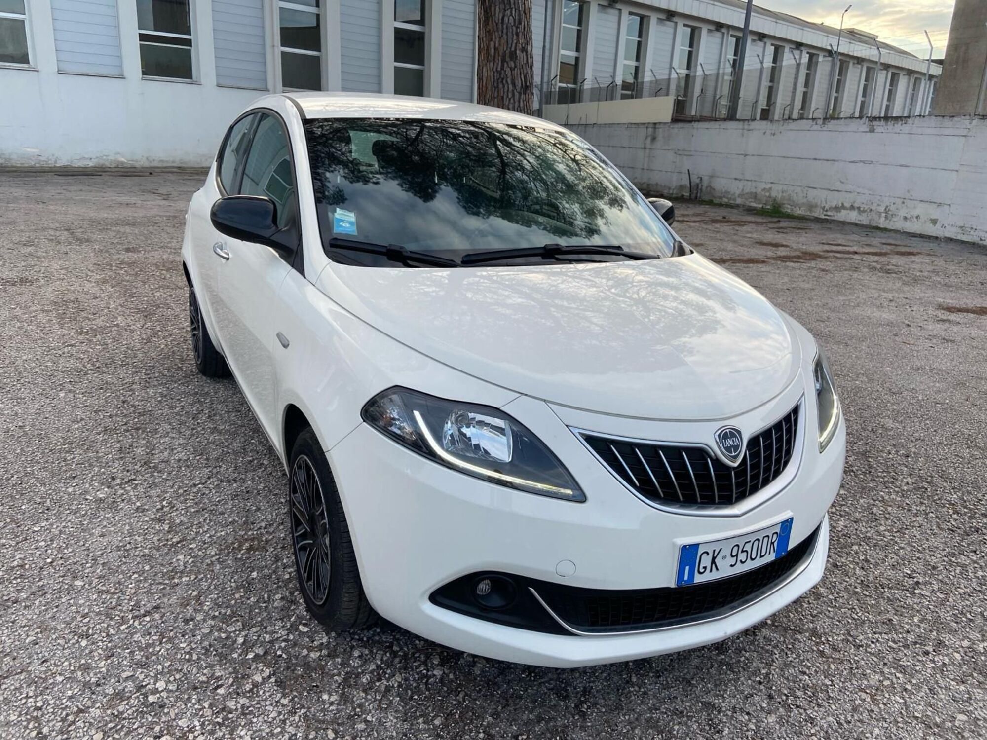 Lancia Ypsilon 1.0 FireFly 5 porte S&amp;S Hybrid Gold Plus del 2022 usata a Caserta