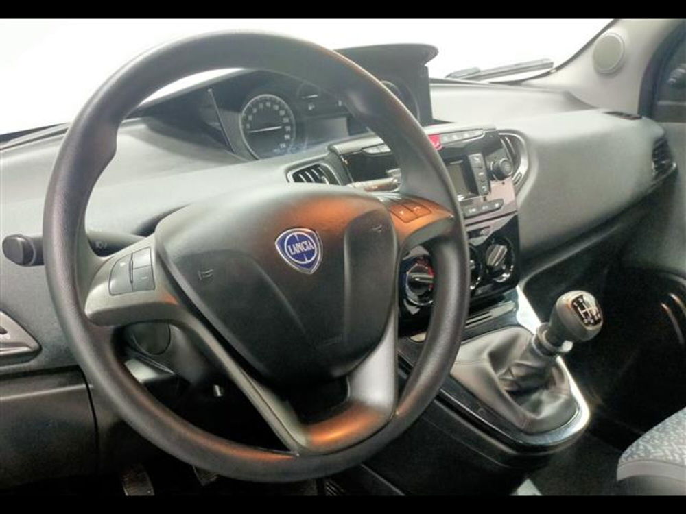 Lancia Ypsilon usata a Lecce (15)