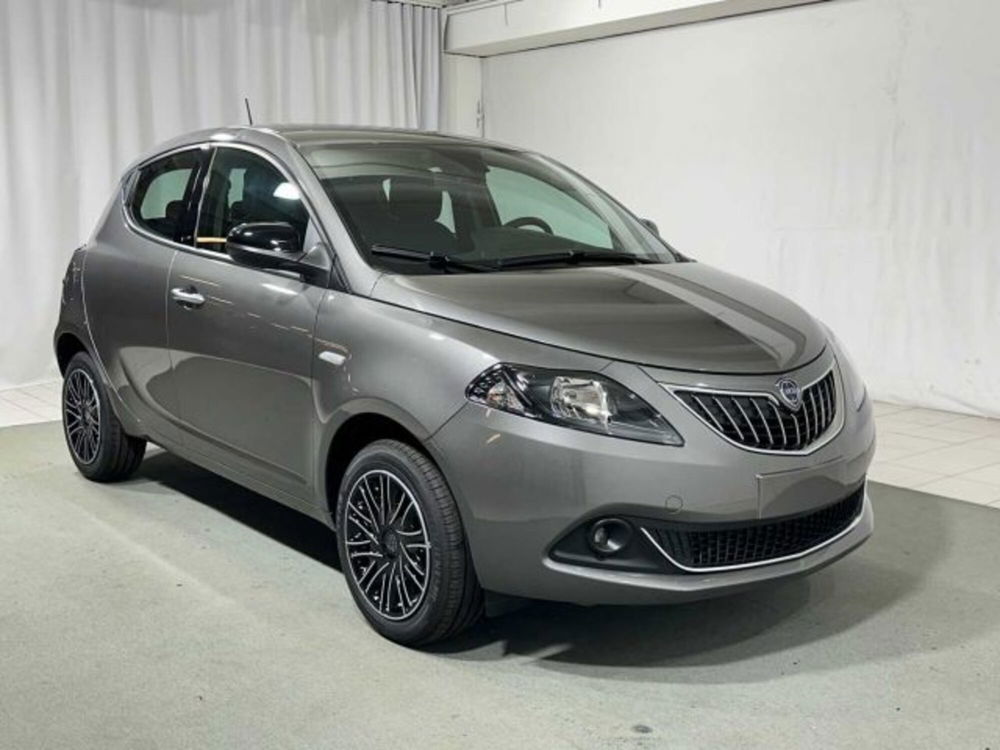 Lancia Ypsilon nuova a Sondrio (4)