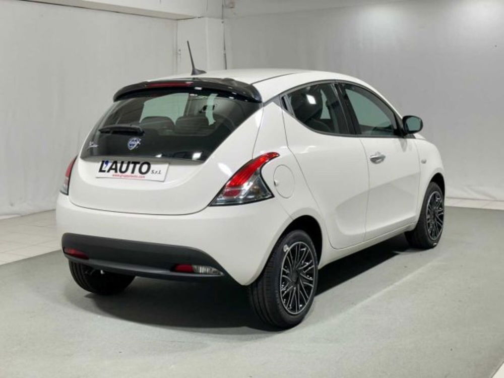 Lancia Ypsilon 1.0 FireFly 5 porte S&S Hybrid Silver Plus nuova a Caspoggio (5)