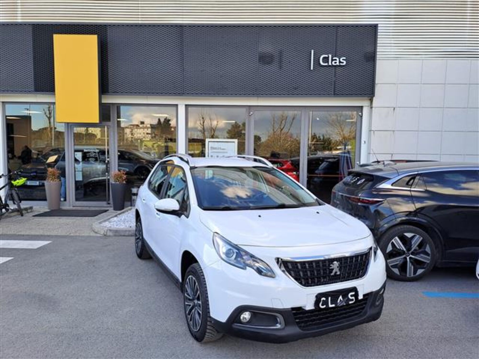 Peugeot 2008 1.2 puretech Active s&amp;s 100cv del 2018 usata a Livorno