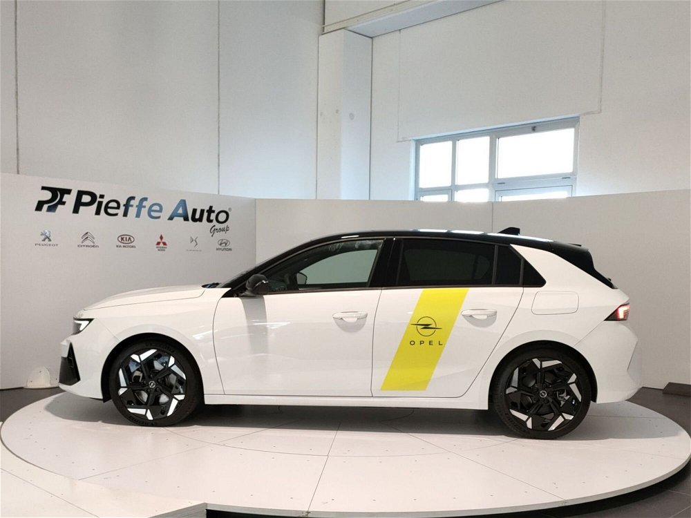 Opel Astra 1.6 Hybrid 225 CV AT8 GSE nuova a Teramo (2)