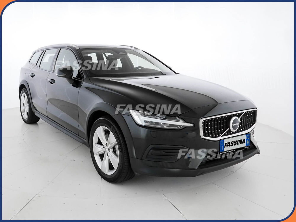 Volvo V60 Cross Country B4 (d) AWD automatico Core del 2023 usata a Milano