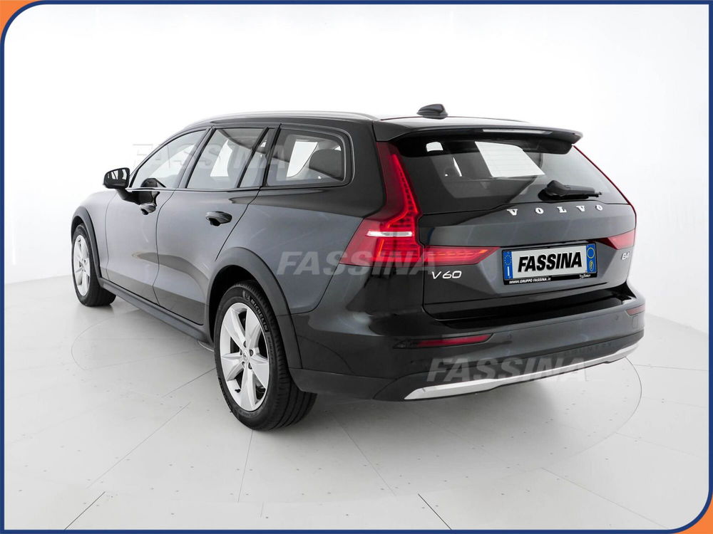 Volvo V60 Cross Country 2.0 b4 Core awd auto del 2023 usata a Milano (4)