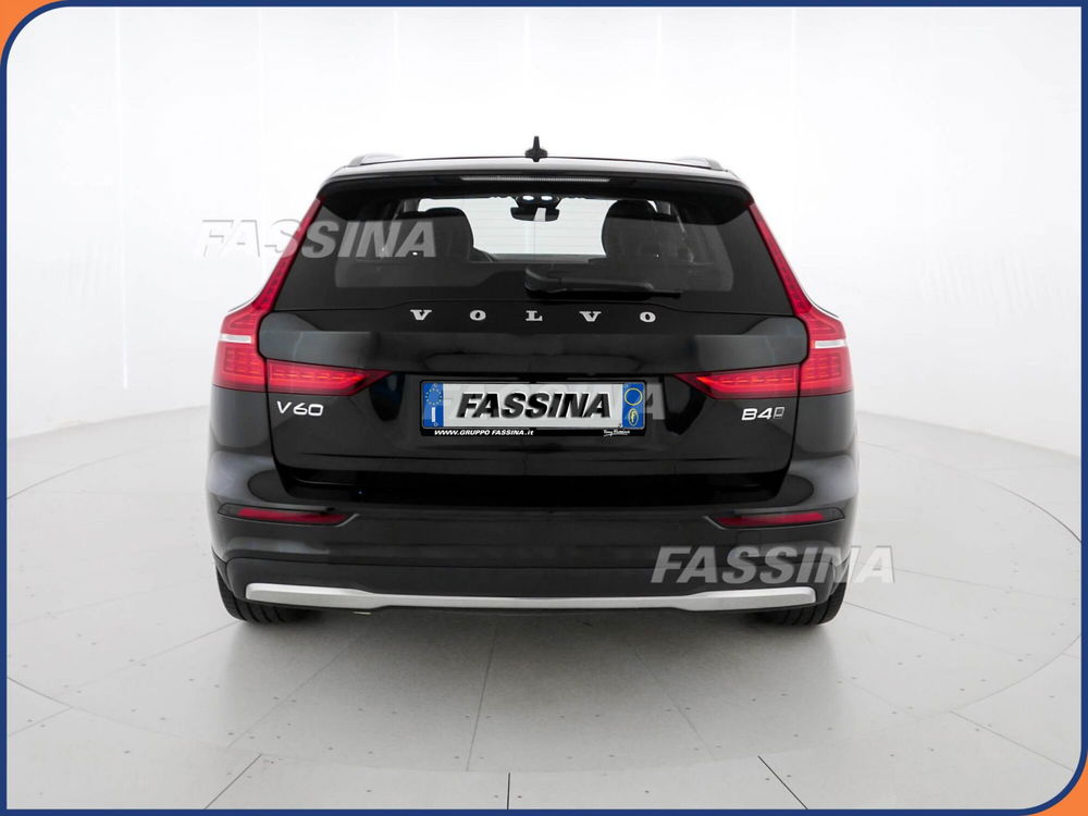 Volvo V60 Cross Country B4 (d) AWD automatico Core del 2023 usata a Milano (5)