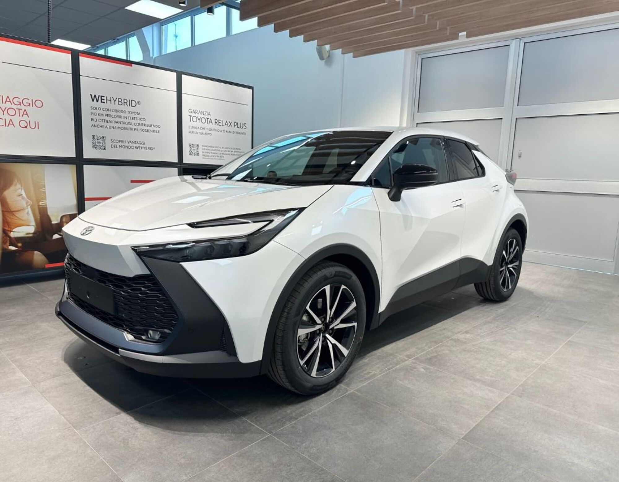 Toyota Toyota C-HR 2.0 hv Trend awd e-cvt nuova a Ferrara