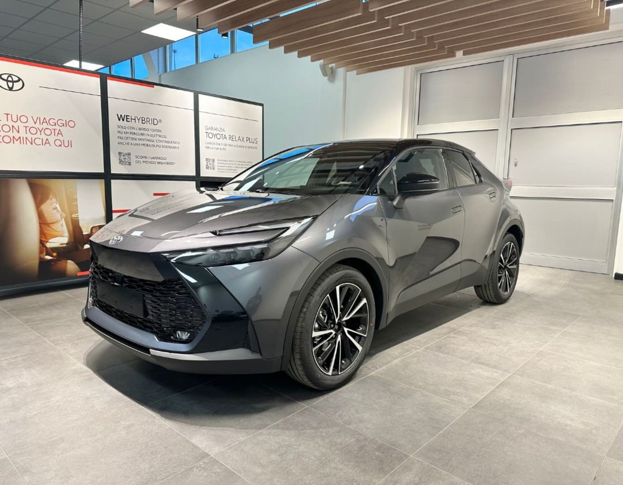 Toyota Toyota C-HR 1.8 hv Lounge fwd e-cvt nuova a Ferrara