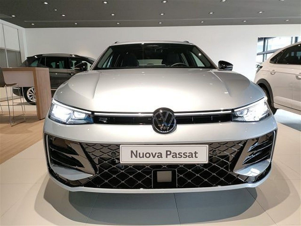 Volkswagen Passat Variant 1.5 etsi act R-Line 150cv dsg nuova a Vicenza (2)