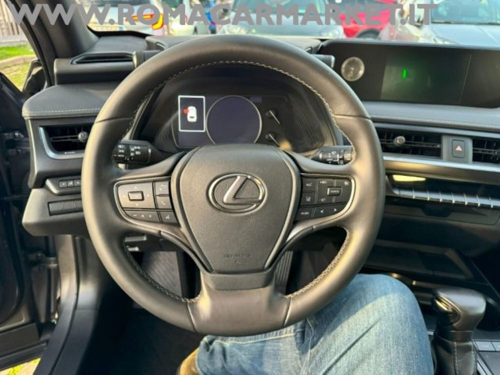 Lexus UX usata a Roma (8)