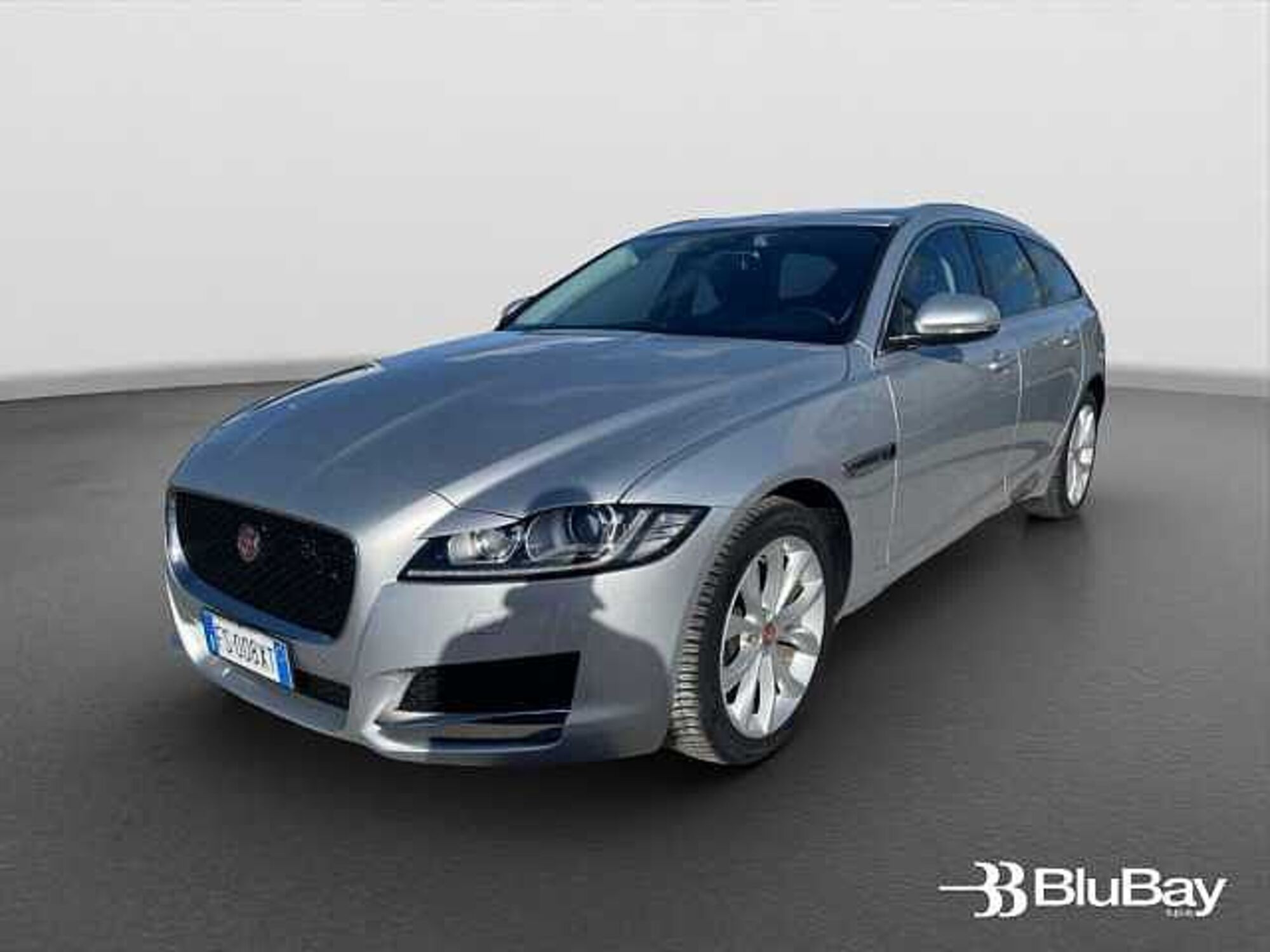 Jaguar XF Sportbrake 2.0 D 180 CV AWD aut. Portfolio  del 2018 usata a Livorno