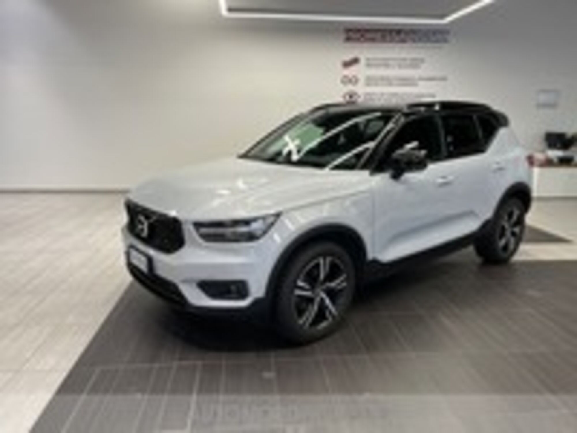 Volvo XC40 T3 R-design  del 2020 usata a Pordenone