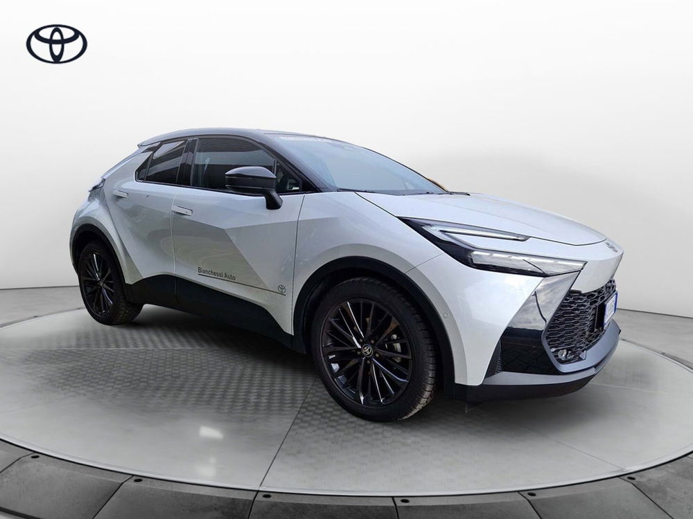 Toyota Toyota C-HR nuova a Cremona (4)