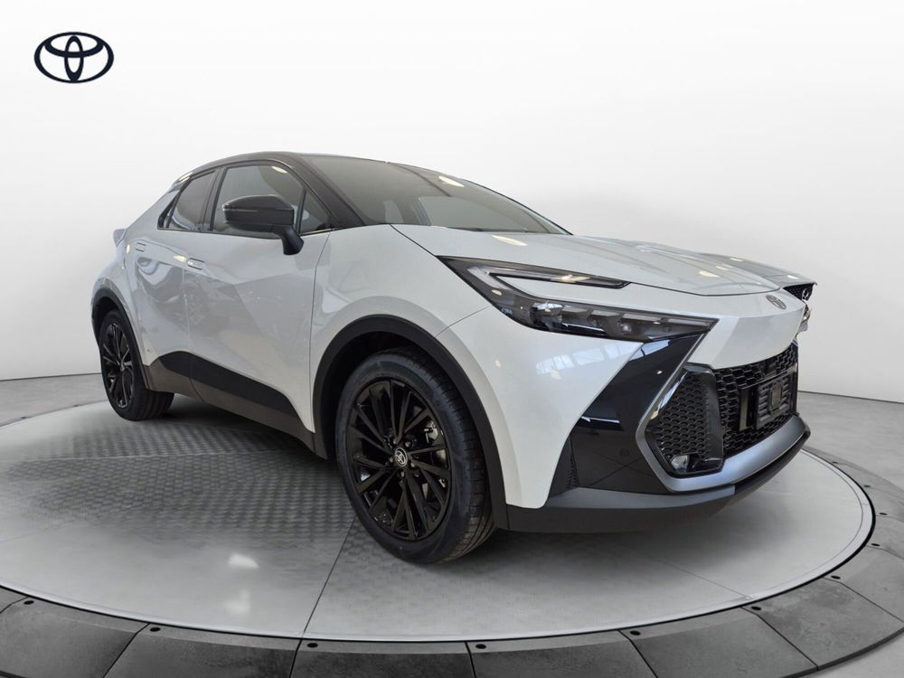 Toyota Toyota C-HR nuova a Cremona (3)