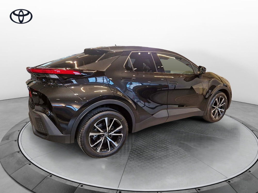 Toyota Toyota C-HR nuova a Cremona (5)