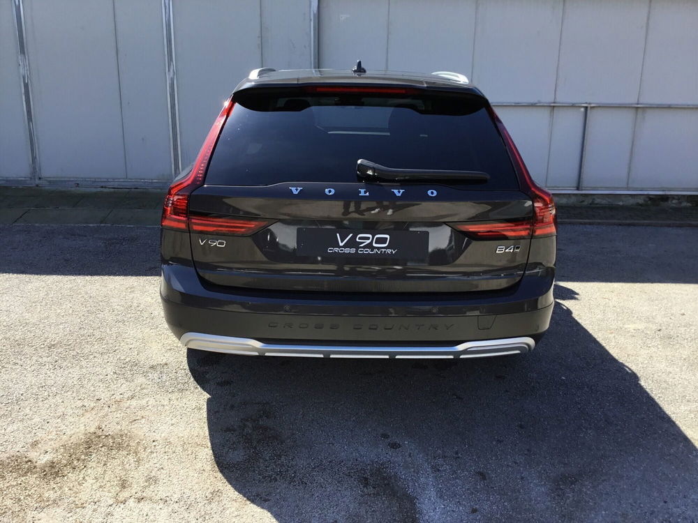 Volvo V90 B4 (d) AWD automatico Ultimate Bright nuova a Napoli (5)