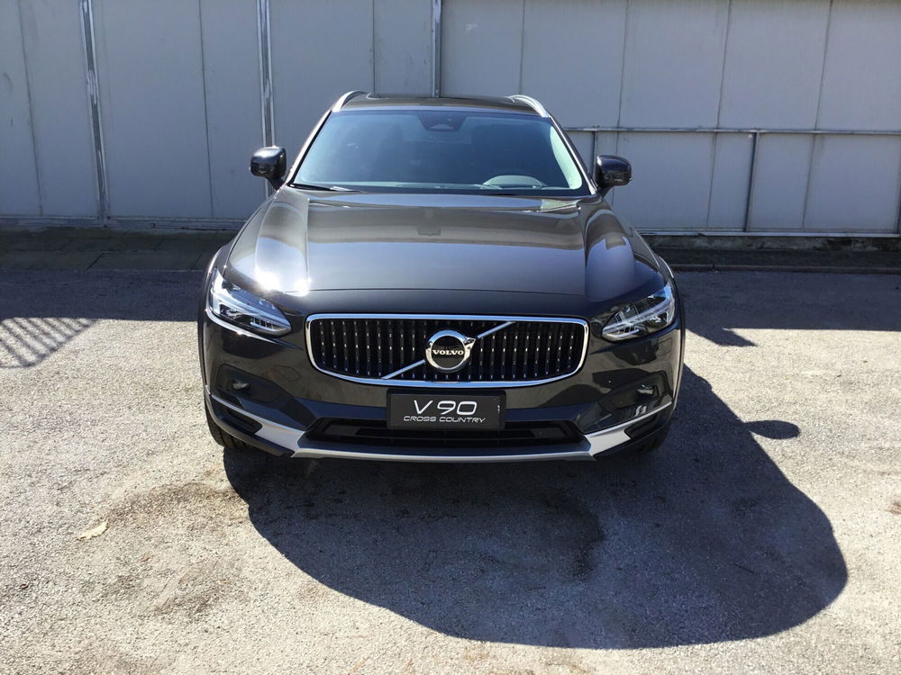 Volvo V90 B4 (d) AWD automatico Ultimate Bright nuova a Napoli (2)