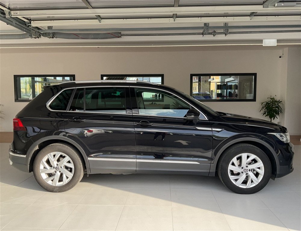 Volkswagen Tiguan 2.0 tdi Elegance 150cv dsg del 2021 usata a Salerno (5)
