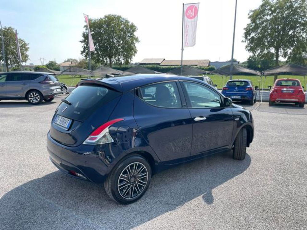 Lancia Ypsilon 1.0 FireFly 5 porte S&S Hybrid Ecochic Silver  del 2021 usata a Maniago (4)