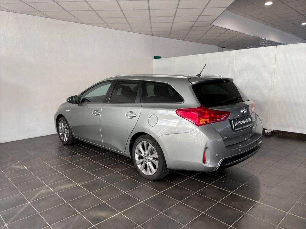 Toyota Auris Station Wagon 1.8 Hybrid Lounge  del 2014 usata a Torino (2)