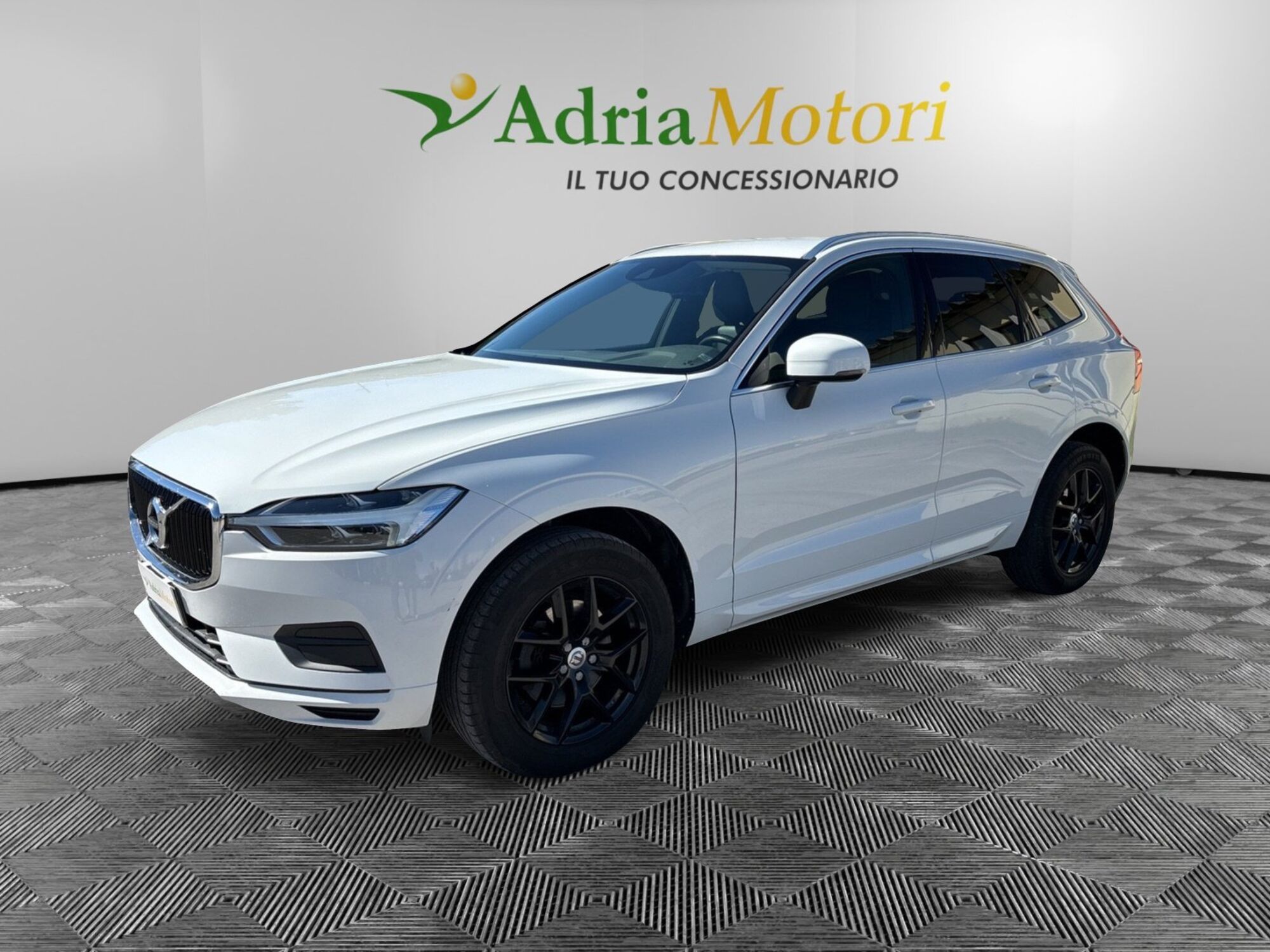 Volvo XC60 D4 Geartronic Momentum  del 2019 usata a Pordenone