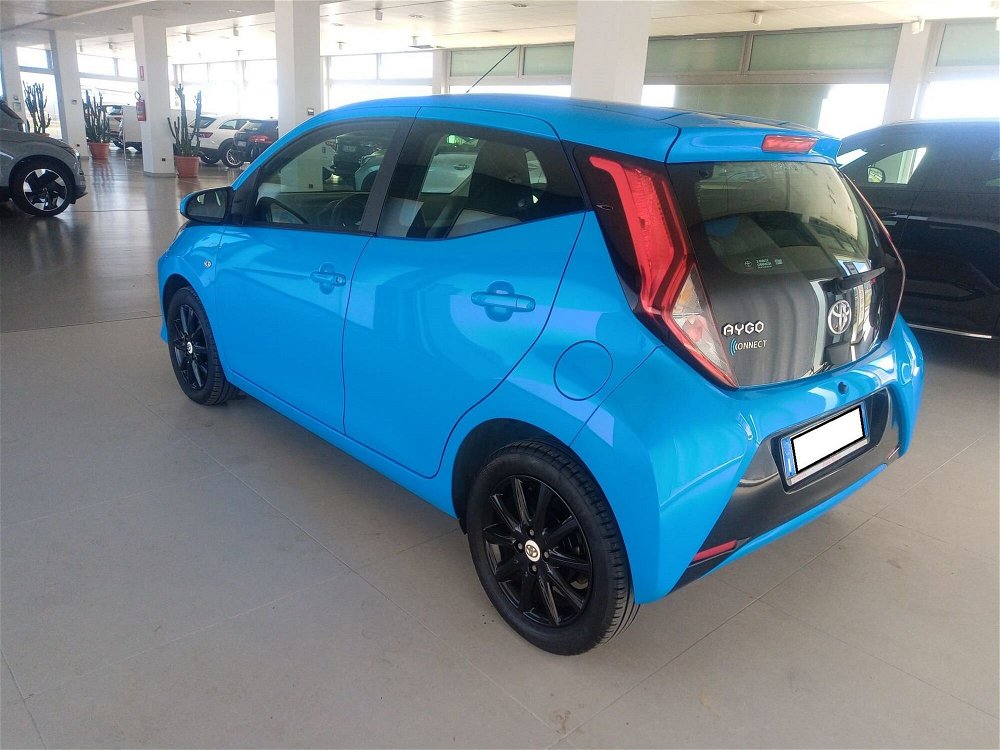 Toyota Aygo Connect 1.0 VVT-i 72 CV 5 porte x-play del 2020 usata a Pescara (4)