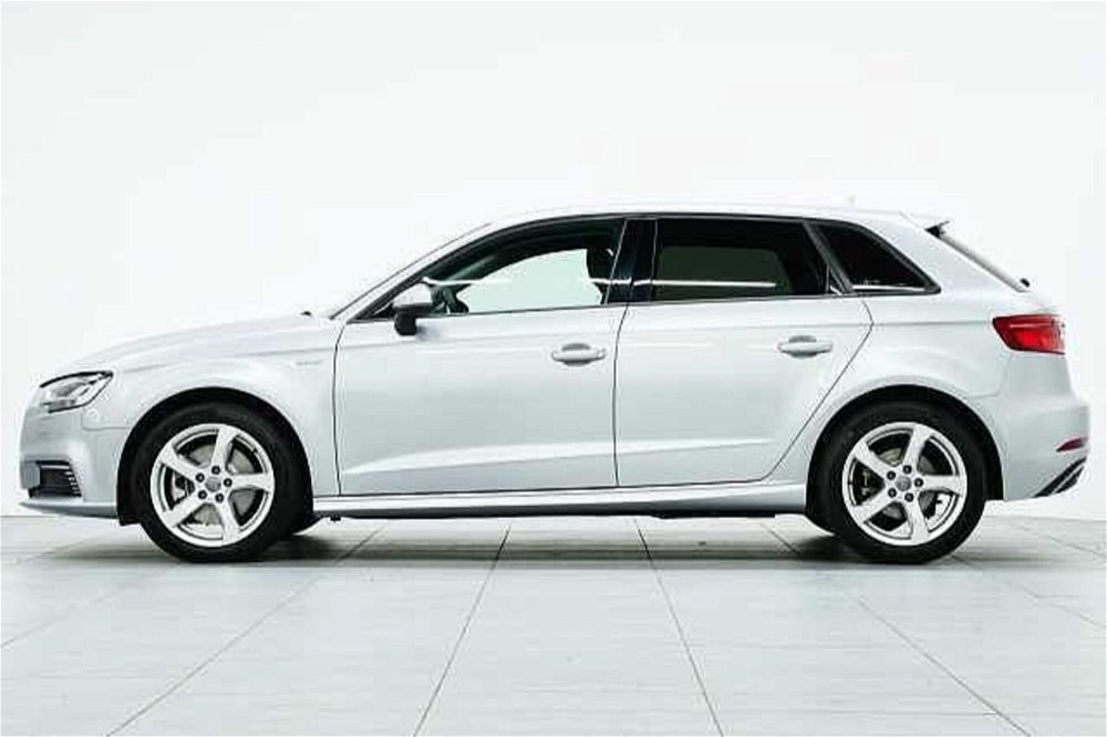 Audi A3 Sportback 1.4 TFSI COD ultra Attraction del 2017 usata a Barni (3)