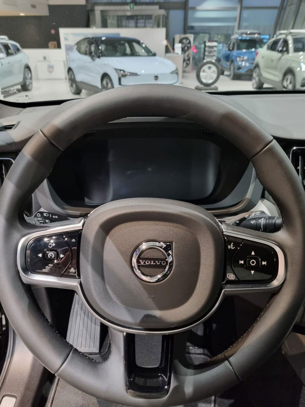 Volvo XC60 nuova a Ferrara (9)