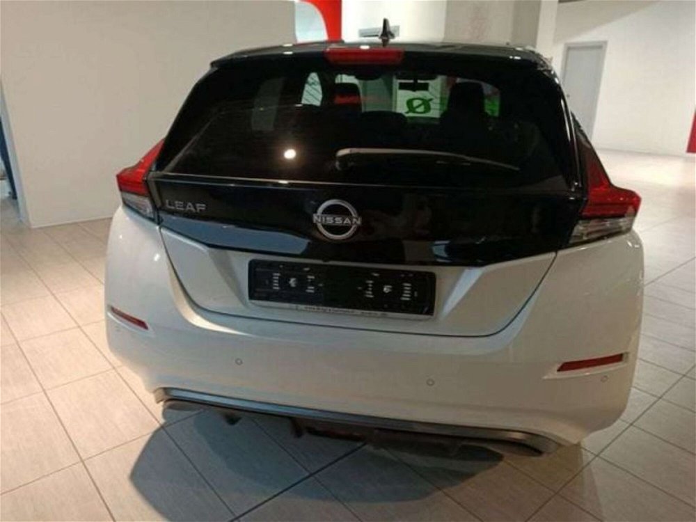 Nissan Leaf 40kWh Tekna 150cv nuova a Empoli (5)