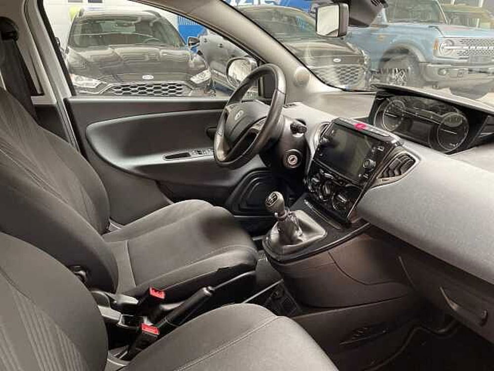 Lancia Ypsilon usata a Milano (8)