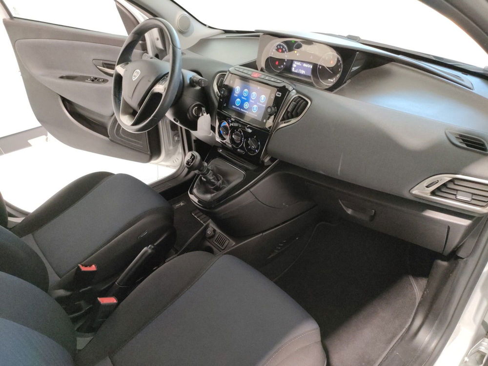 Lancia Ypsilon usata a L'Aquila (12)