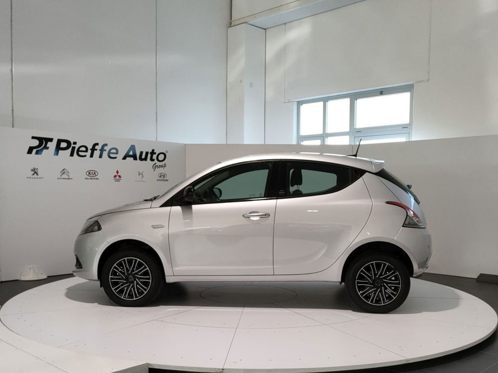 Lancia Ypsilon 0.9 TwinAir 85 CV 5 porte Metano Ecochic Gold  del 2021 usata a L'Aquila (2)