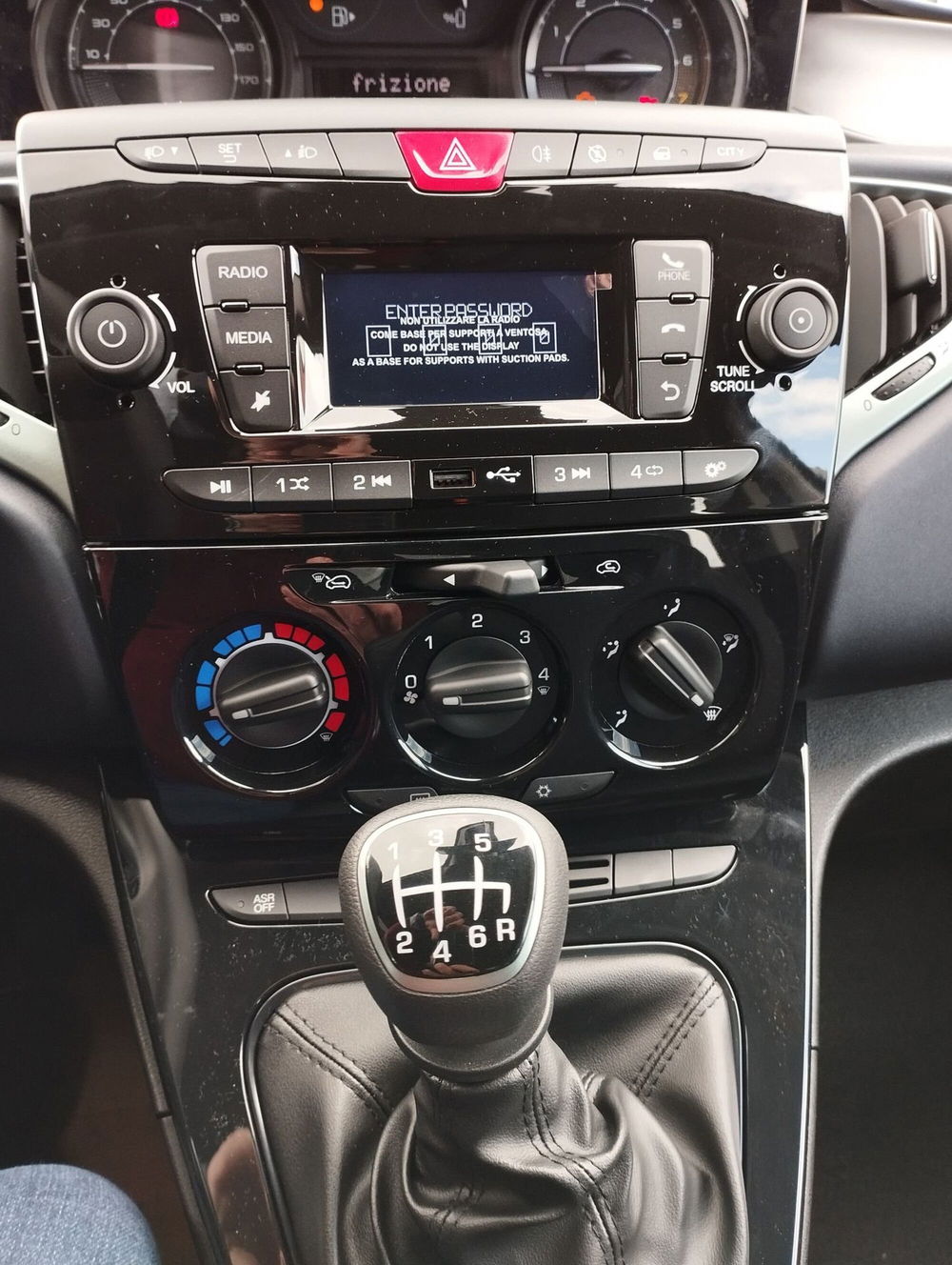 Lancia Ypsilon nuova a Frosinone (15)