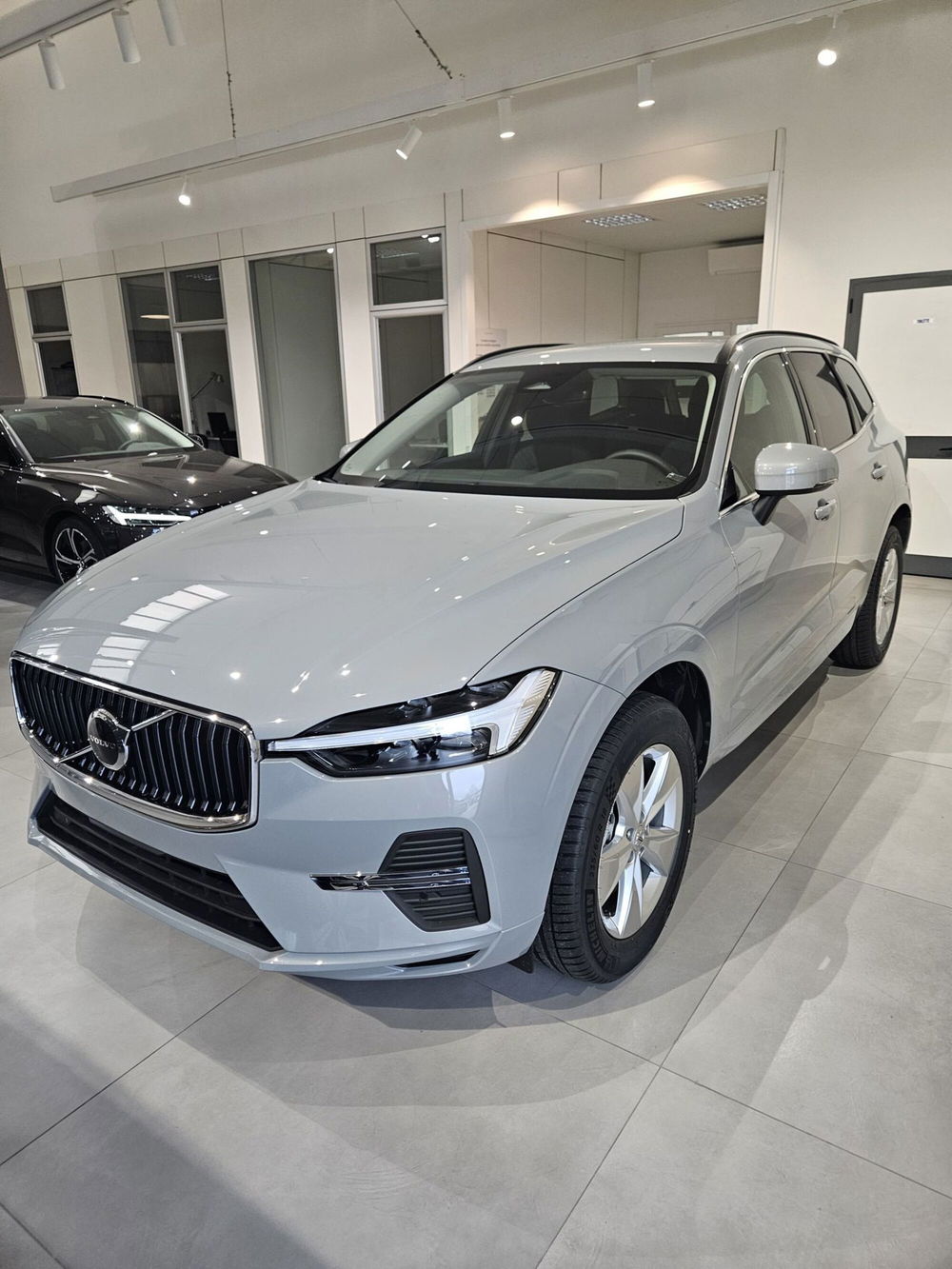 Volvo XC60 nuova a Prato (9)