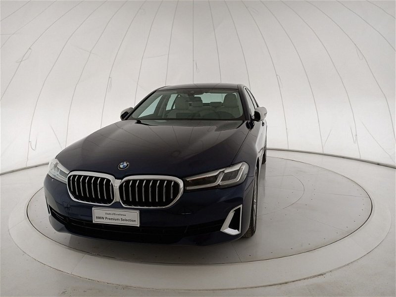 BMW Serie 5 520d 48V xDrive Luxury  del 2020 usata a Bari