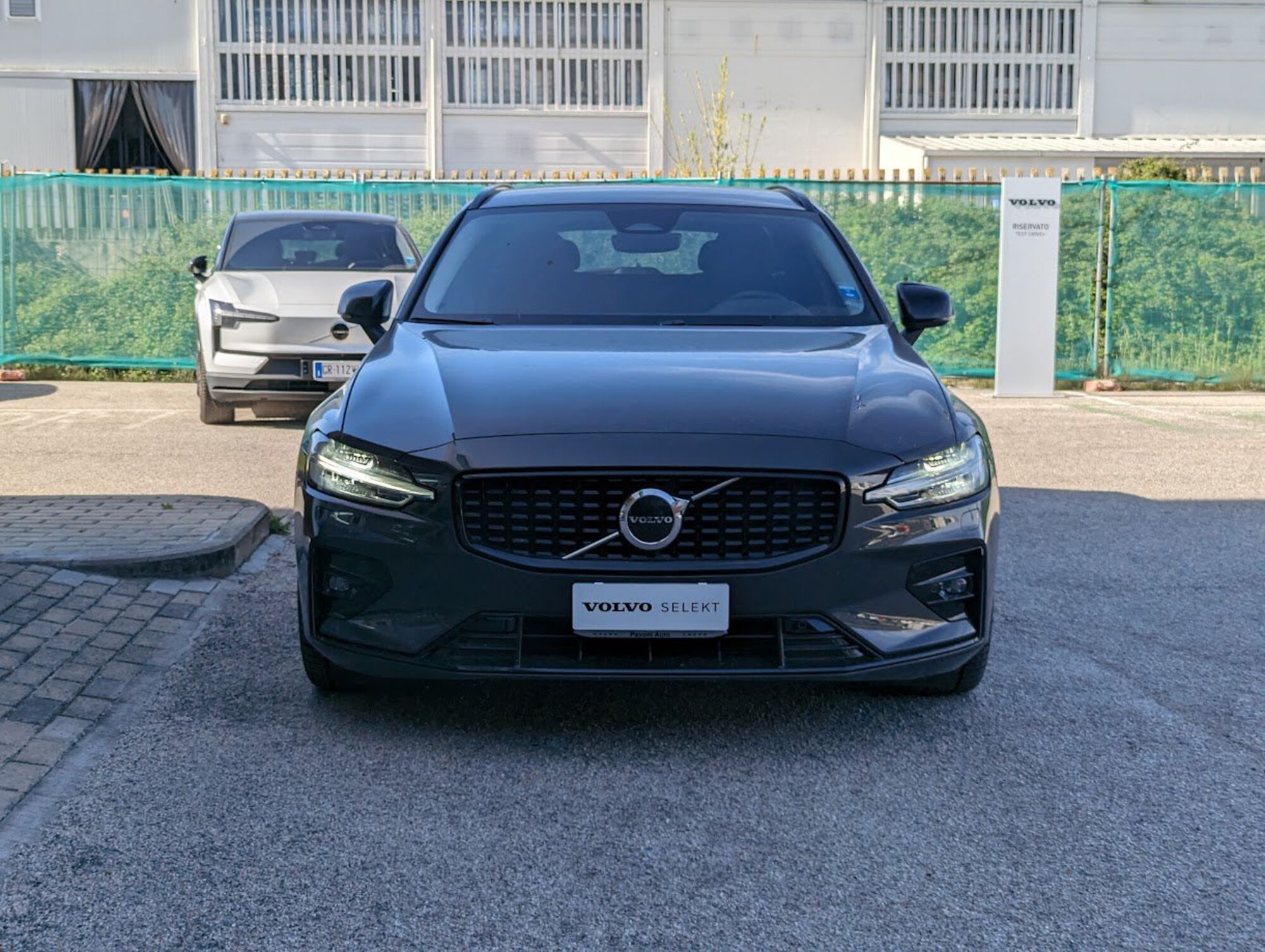 Volvo V60 B4 automatico Plus Dark  del 2023 usata a Pescara