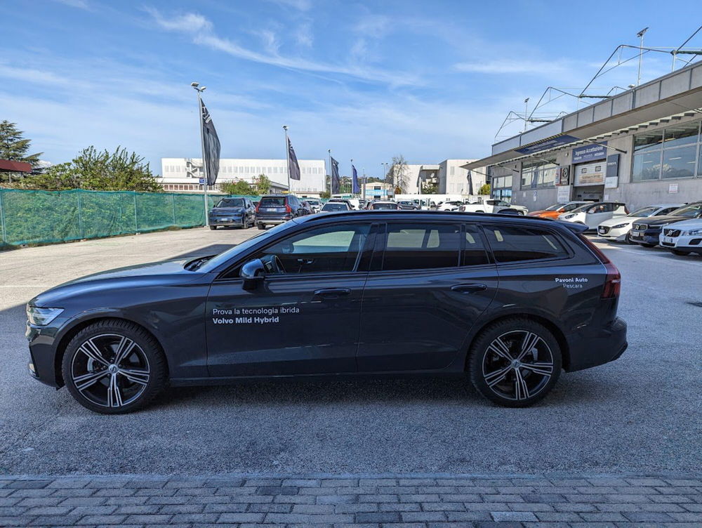 Volvo V60 B4 automatico Plus Dark  del 2023 usata a Pescara (5)