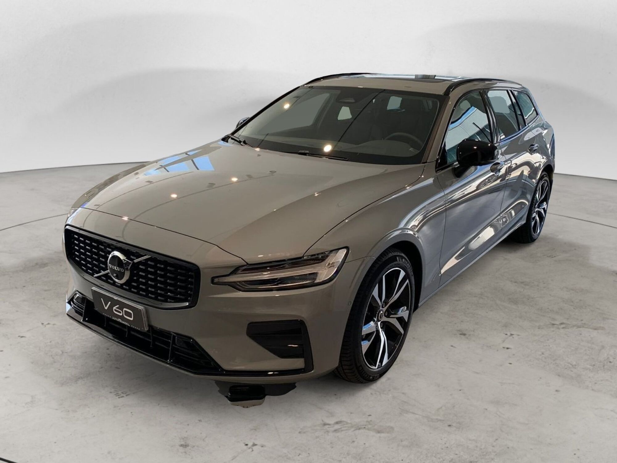 Volvo V60 B3 automatico Plus Dark  nuova a Como