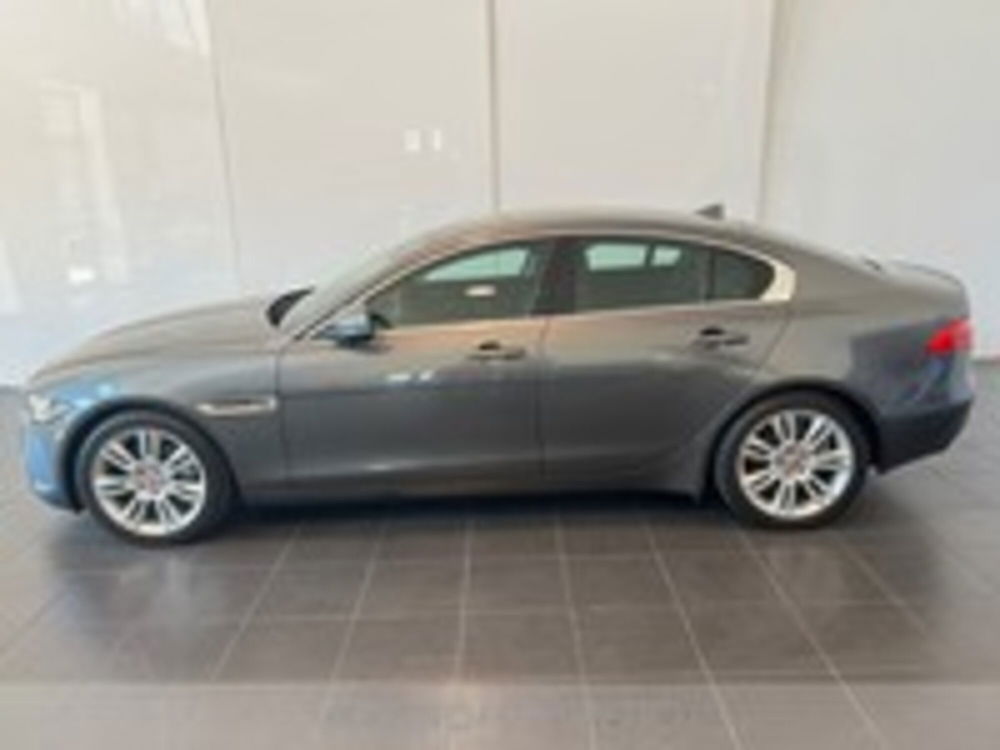 Jaguar XE 2.0 D Turbo 180CV Prestige  del 2016 usata a Pordenone (2)