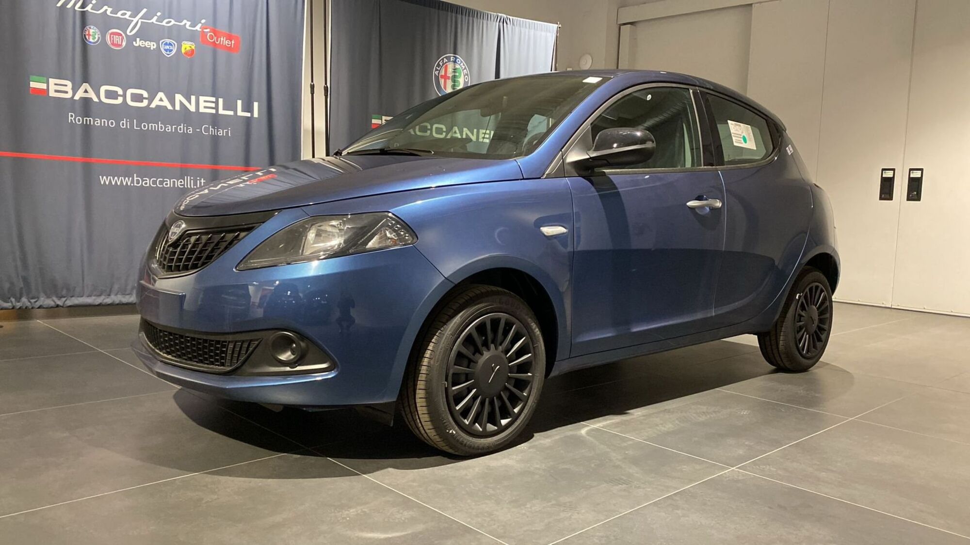 Lancia Ypsilon 1.0 FireFly 5 porte S&amp;S Hybrid Ecochic Silver  nuova a Romano di Lombardia