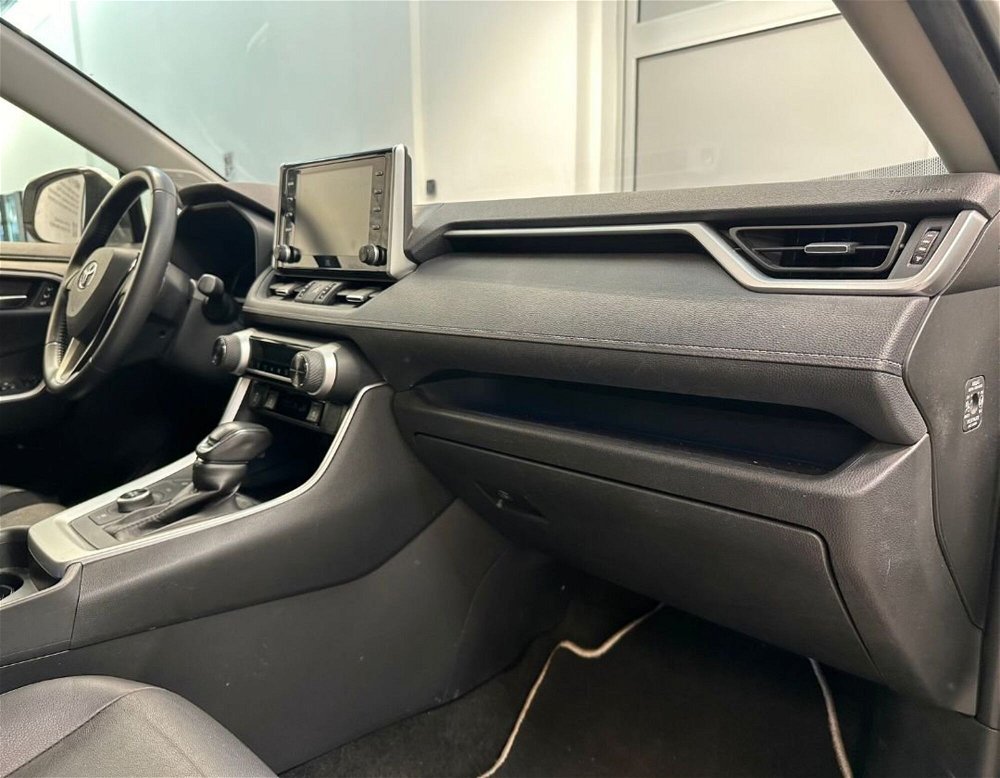 Toyota Rav4 vvt-ie h Lounge awd-i 222cv e-cvt del 2019 usata a Ferrara (5)