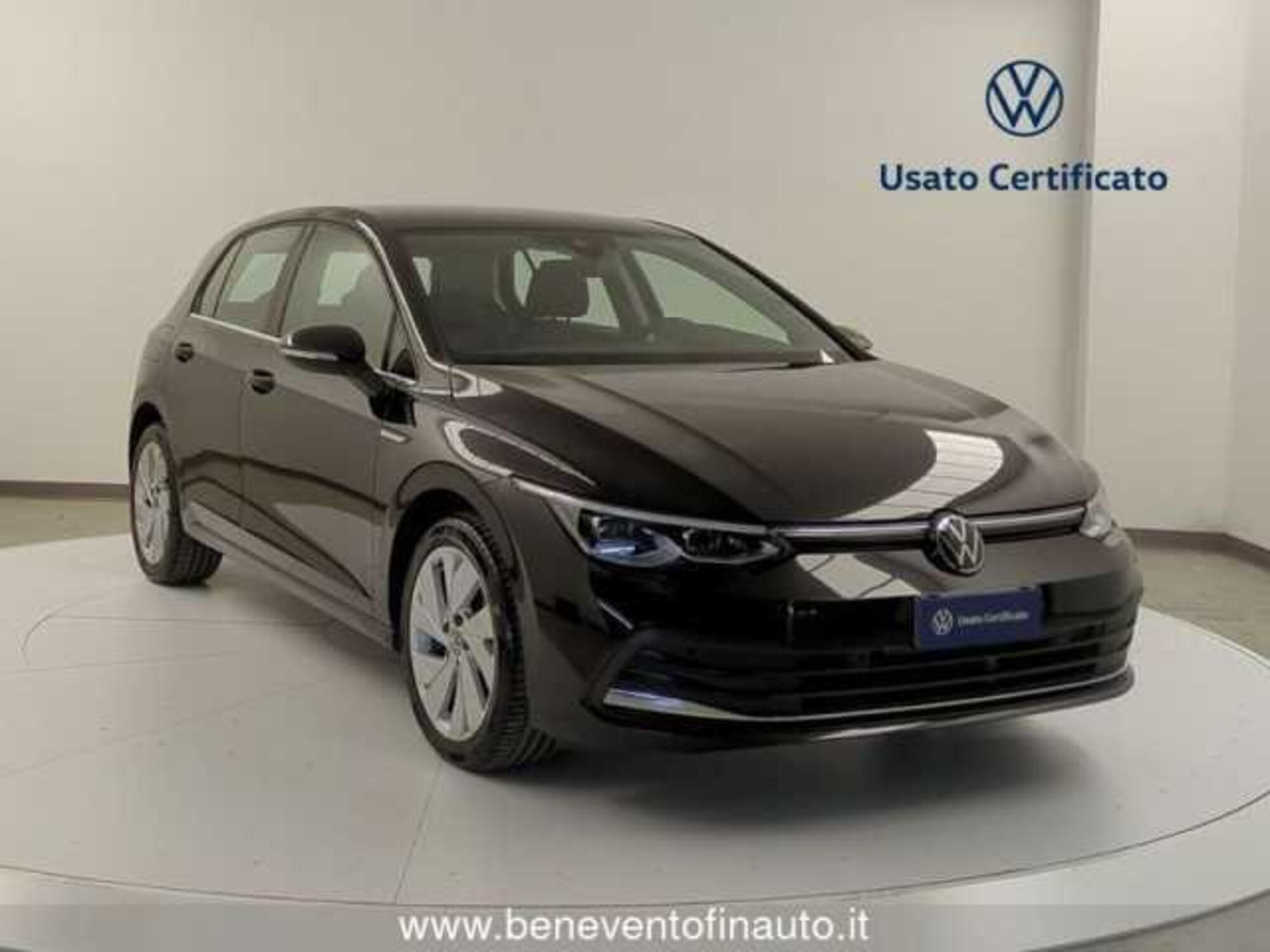 Volkswagen Golf 2.0 TDI SCR Life del 2023 usata a Pratola Serra