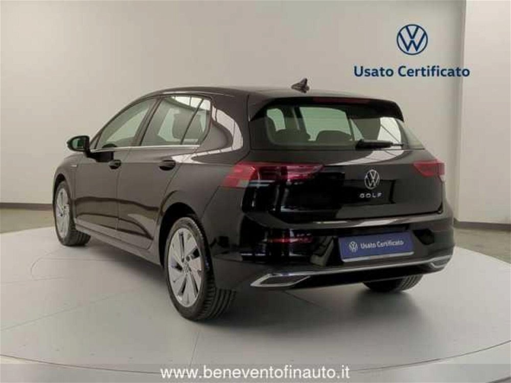 Volkswagen Golf 2.0 TDI SCR Life del 2023 usata a Pratola Serra (5)