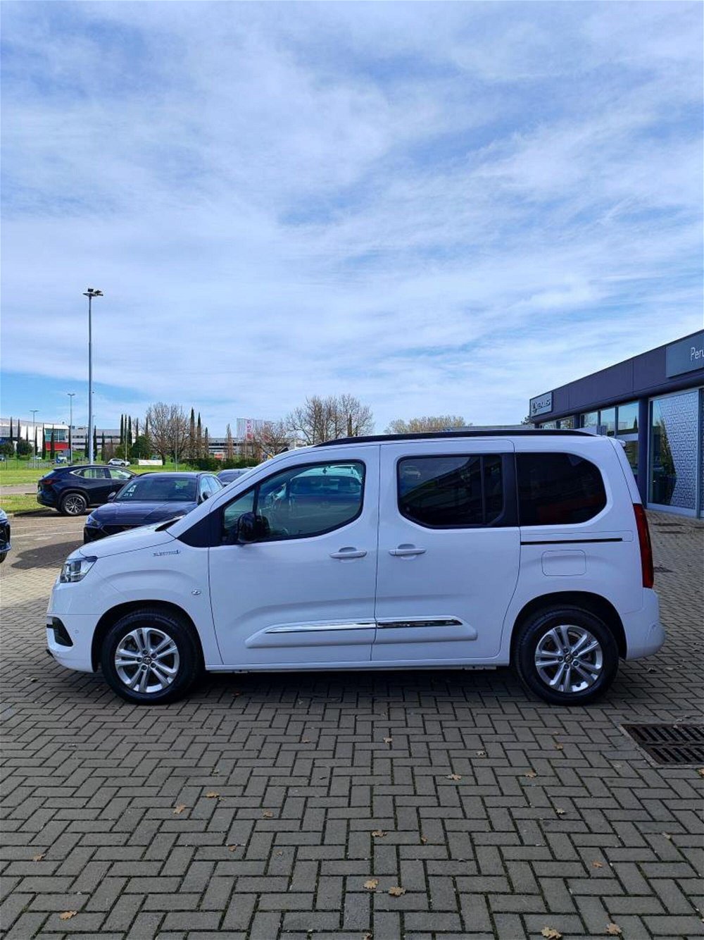 Toyota Proace City Verso Electric City Verso Electric 50kWh L1 Short D Executive nuova a Perugia (2)